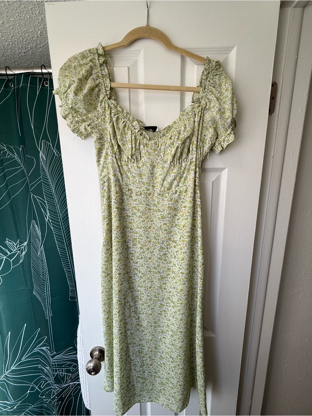 NWT Light Green Floral Puff-Sleeve Midi Dress